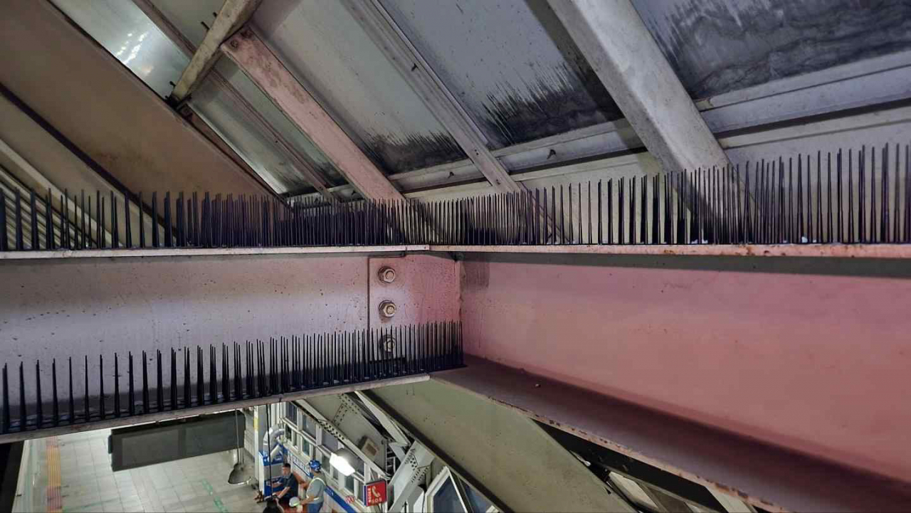 Dobongsan Station, where spikes are installed on the beams (Seoul Metro)