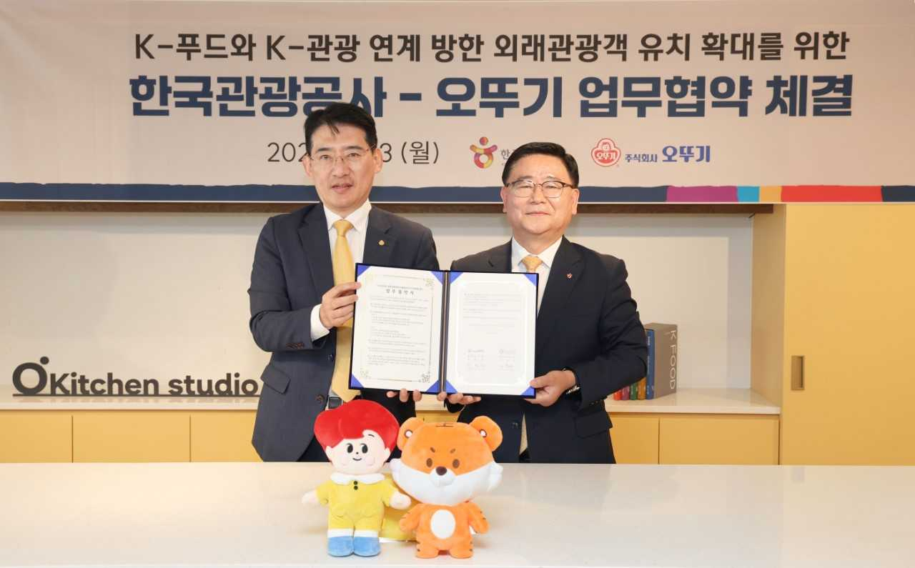 오뚜기가 한국관광공사와 방한 외래관광객 대상 공동 프로모션 추진을 위한 업무협약(MOU)을 체결했다. 박범진 오뚜기 영업본부장과 이학주 한국관광공사 국제관광 본부장이 기념 촬영을 하고 있다. [오뚜기 제공]