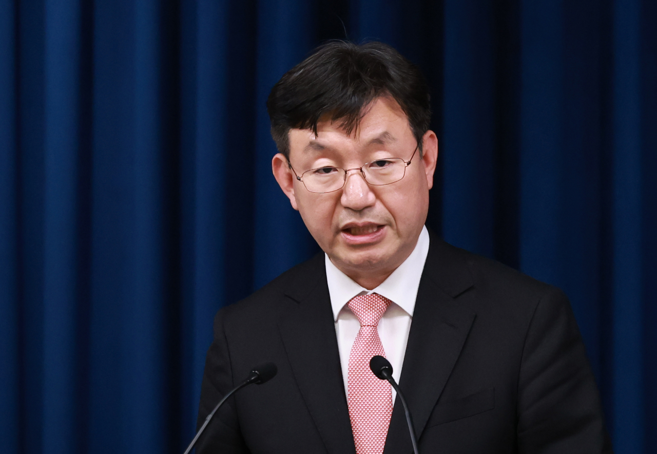 성태윤 대통령실 정책실장이 지난 13일 서울 용산 대통령실 청사에서 일본 정부의 행정지도로 촉발된 '라인 사태'와 관련해 현안 브리핑을 하고 있다. [연합]