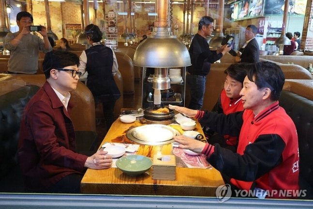 국민의힘 한동훈 비상대책위원장과 원희룡 후보가 지난 총선 당시 인천시 계양구 계산동의 한 식당에서 식사하며 대화하는 모습. [연합]