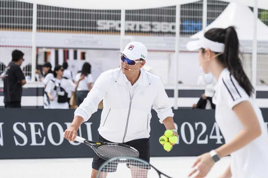지난 11일부터 이틀간 서울 송파 올림픽 공원 평화의 공장에서 휠라코리아㈜의 ‘2024 화이트오픈 서울’이 개최됐다. 한국 테니스의 전설 이형석 선수가 테니스 클래스를 진행하는 모습. [휠라코리아㈜ 제공]