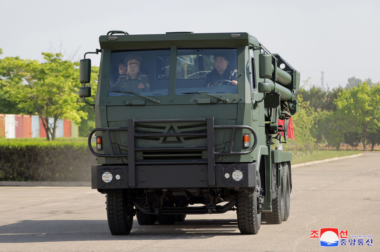 김정은 북한 국무위원장이 한국 수도권을 겨냥하는 신형 240㎜ 방사포(다연장로켓·MLRS)를 싣는 차량을 직접 시운전하며 포병 전투력 강화를 지시했다. 조선중앙통신은 김 위원장이 지난 11~12일 제2경제위원회 산하 중요 국방공업기업소들을 현지지도했다고 13일 보도했다. [연합]