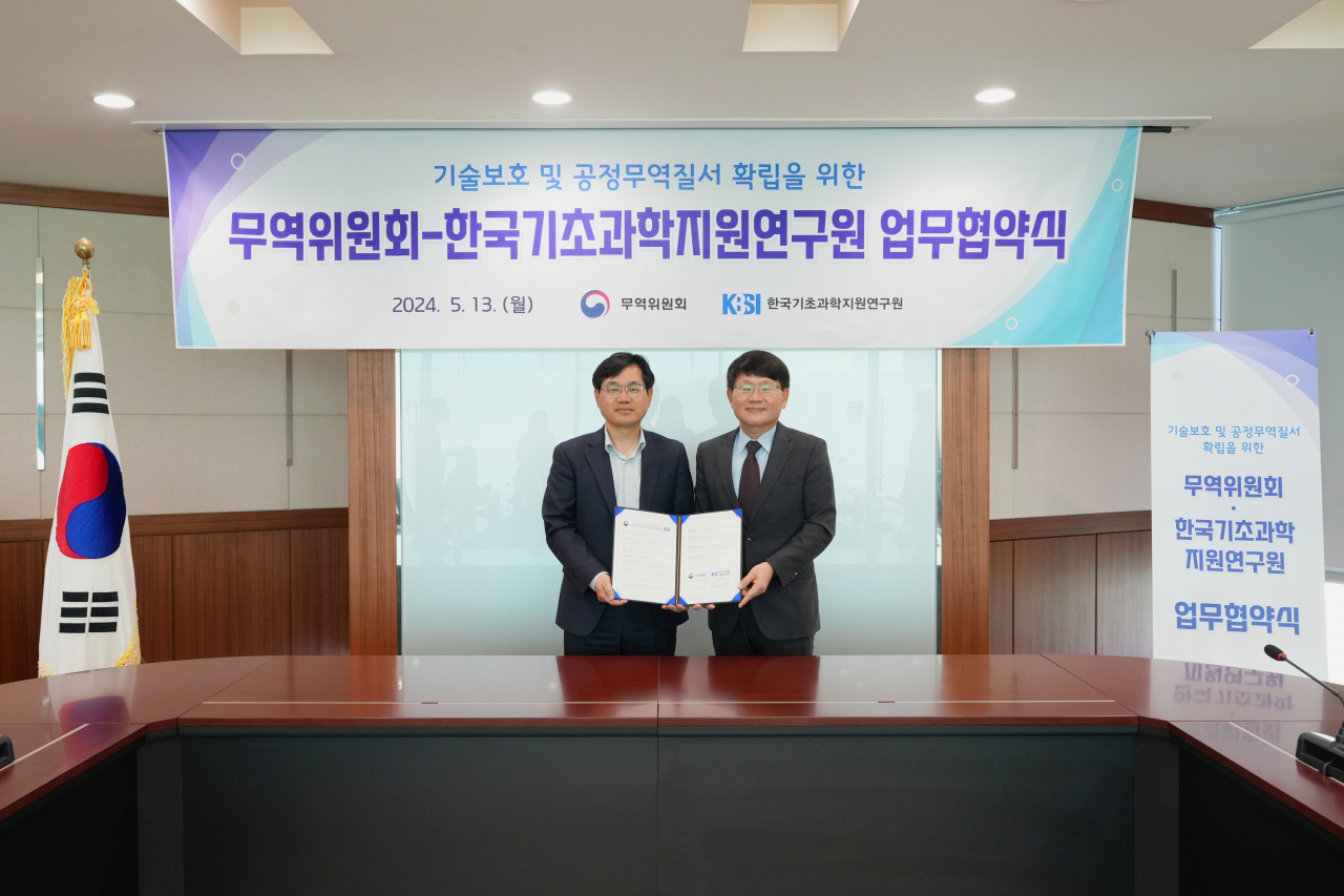 양성광(오른쪽) KBSI 원장과 천영길 무역위원회 상임위원이 업무협약을 체결하고 있다.[KBSI 제공]
