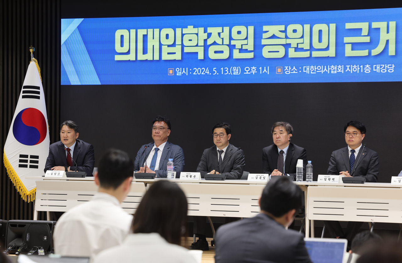 김창수 전국의과대학교수협의회(전의교협) 회장(맨왼쪽)이 13일 오후 서울 용산구 대한의사협회에서 전의교협, 대한의학회 주최로 열린 '의대입학정원 증원의 근거 및 과정에 대한 기자회견'을 열고 있다. [연합]