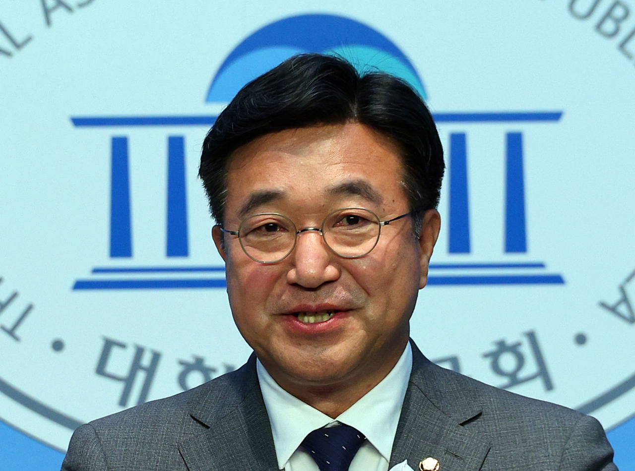 더불어민주당 윤호중 의원이 13일 오전 국회 소통관에서 열린 원포인트 개헌 요구 기자회견에서 발언하고 있다. [연합]