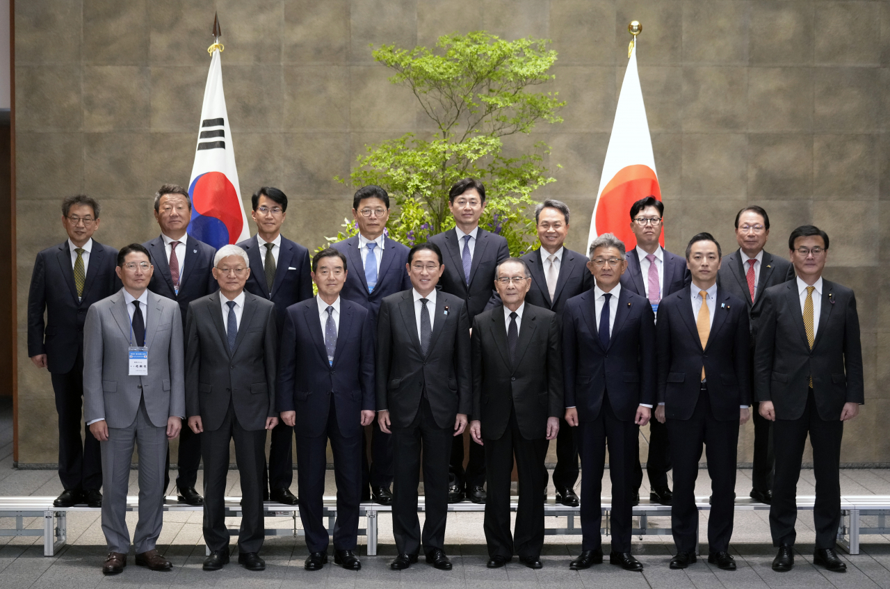 김윤(앞줄 왼쪽 세 번째) 한일경제협회 회장이 이끄는 한국 경제인단이 13일 일본 도쿄의 총리 관저에서 기시다 후미오(앞줄 왼쪽 네 번째) 일본 총리를 만났다. [로이터]