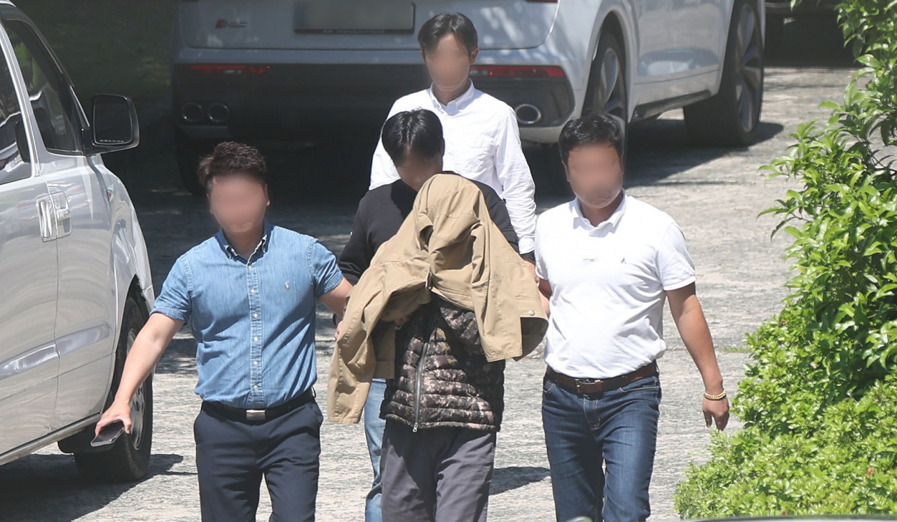 태국 파타야에서 한국인을 살해한 혐의를 받은 A씨가 2차 조사를 위해 13일 오후 경남 창원시 성산구 경남경찰청 형사기동대로 이동하고 있다. [연합]