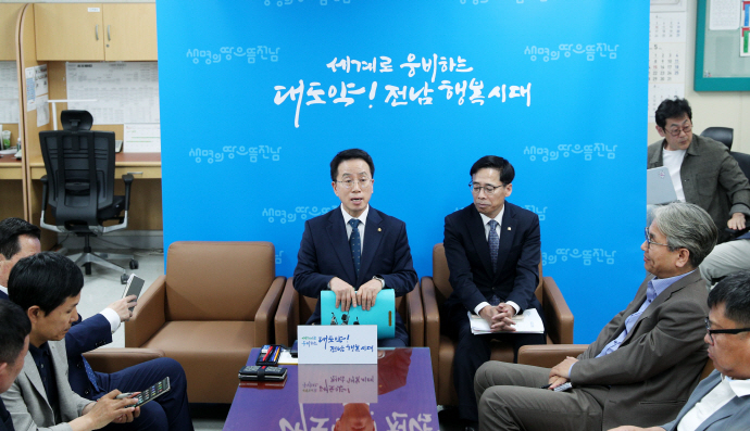강영구 전라남도 자치행정국장이 13일 오전 전남도청 기자실에서 ’21년도 전남도 추진 의대설립 용역 결과에 대한 기자간담회를 갖고 있다.[전남도 제공]