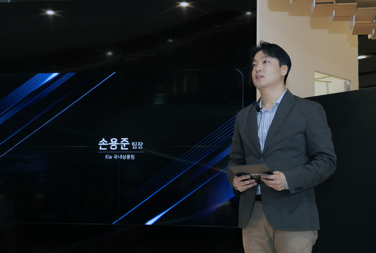 더 뉴 EV6 포토미디어데이에서 국내상품1팀 손용준 팀장이 발표하는 모습. [기아 제공]