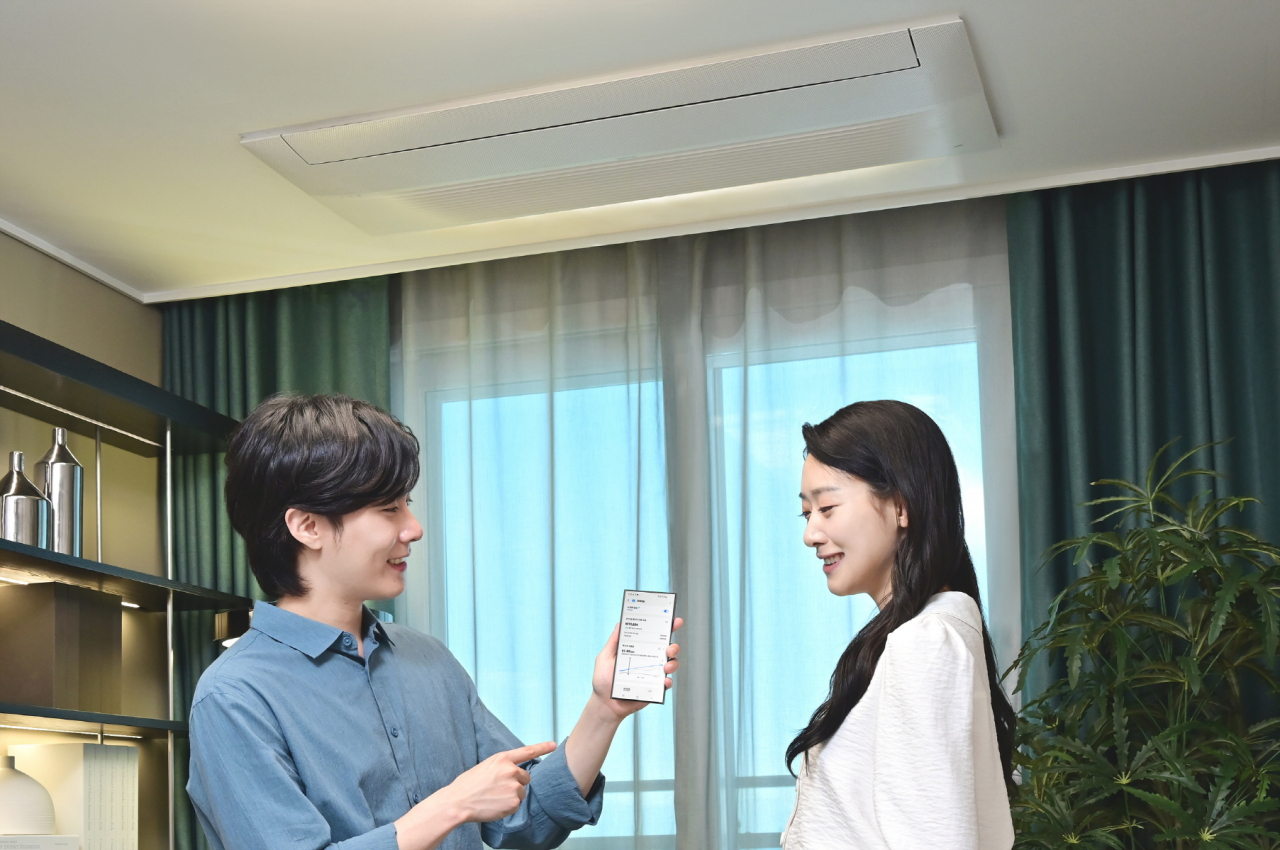 삼성전자 모델이 ‘비스포크 AI 무풍 시스템에어컨 인피니트 라인’의 AI 절약 모드 기능을 체험하고 있다. [삼성전자 제공]
