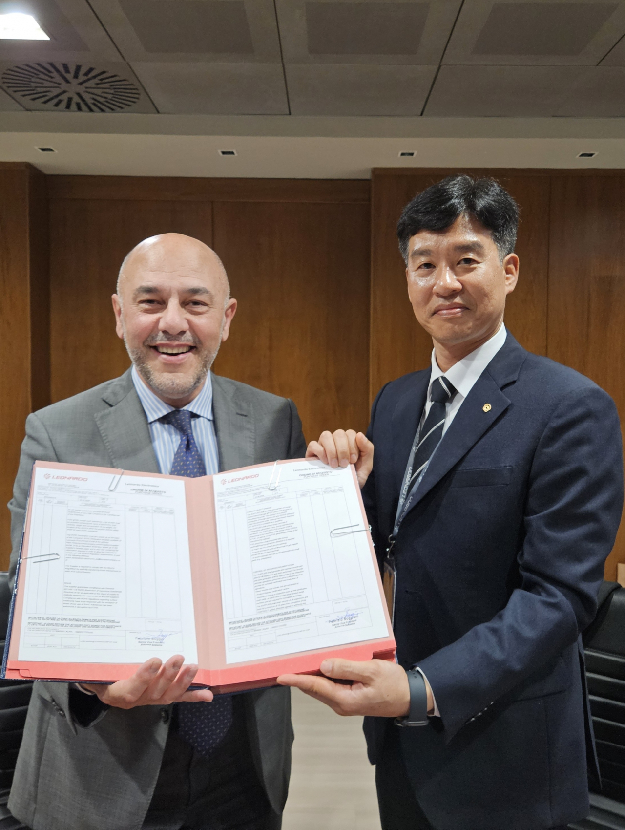 박혁(오른쪽) 한화시스템 감시정찰부문 사업대표와 파브리지오 보자니 레오나르도 항공전자·임무장비 총괄부사장이 이탈리아 현지에서 경공격기 AESA 레이다 안테나 공급 계약을 체결한 뒤 기념촬영을 하고 있다. [한화시스템 제공]