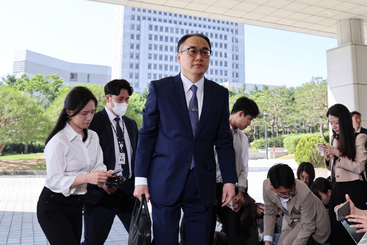 이원석 검찰총장이 14일 오전 서울 서초구 대검찰청에서 취재진 질문에 답한 뒤 청사로 향하고 있다. 전날 법무부는 윤석열 대통령 부인 김건희 여사의 명품가방 수수 의혹과 도이치모터스 주가조작 의혹 수사를 지휘하는 서울중앙지검장을 전격 교체했다. 서울중앙지검 수사 실무를 지휘하는 1&sim;4차장검사를 전원 물갈이했고, 이원석 검찰총장의 대검찰청 참모진도 대거 교체했다. [연합]