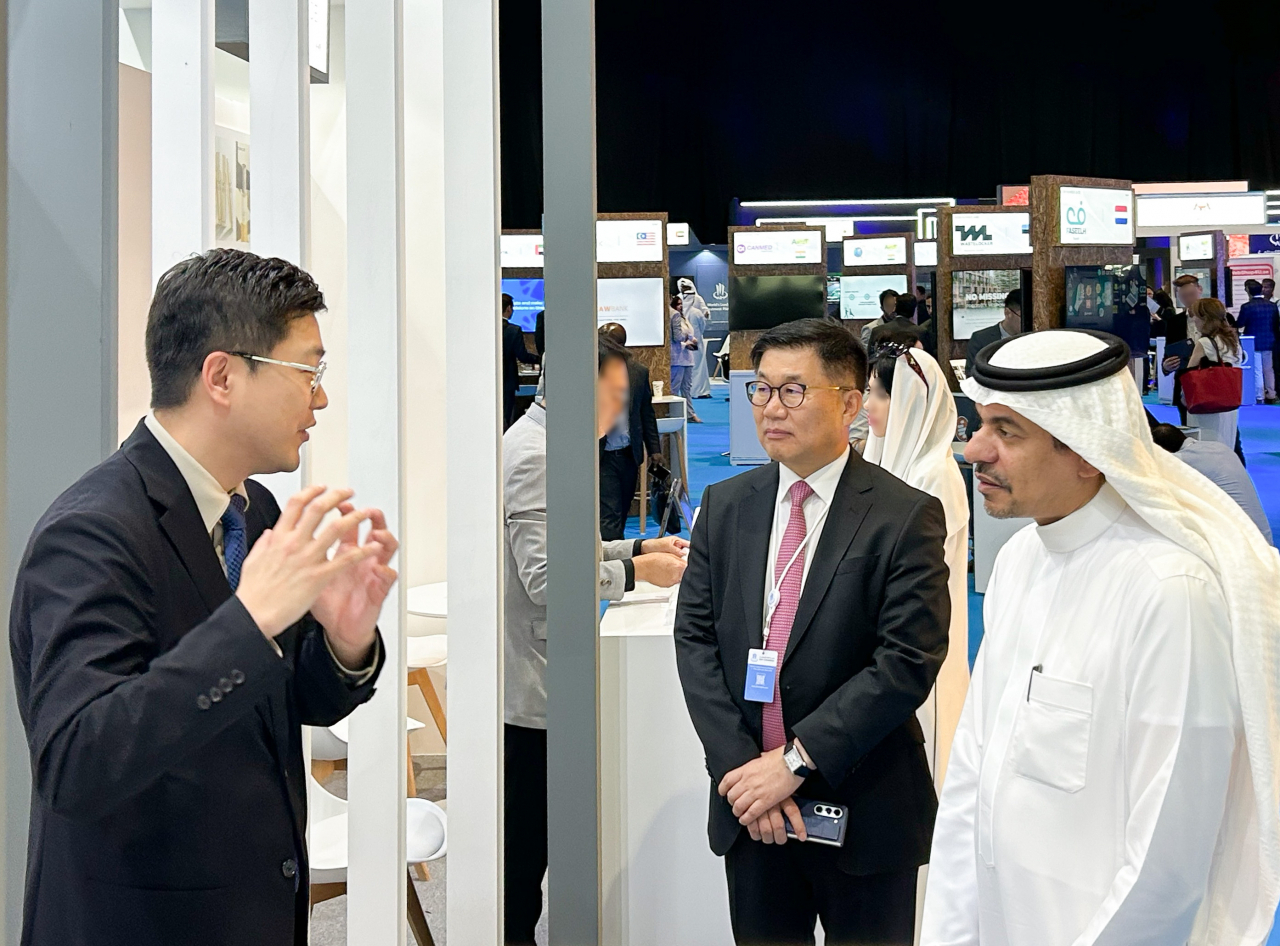 지난 7일부터 9일까지 UAE 아부다비에서 개최된 ‘AIM Congress 2024’ 행사 중 사우디아라비아 PMI-KSA의 바르드 버르세이트 회장이 스탠다드에너지 부스를 방문하여 김부기 대표에게 바나듐이온배터리 에너지저장장치에 대한 설명을 듣고 있다. 바르드 버르세이드(오른쪽부터) PMI-KSA 회장, 박기호 LB인베스트먼트 대표, 김부기 스탠다드에너지 대표. [스탠다드에너지 제공]