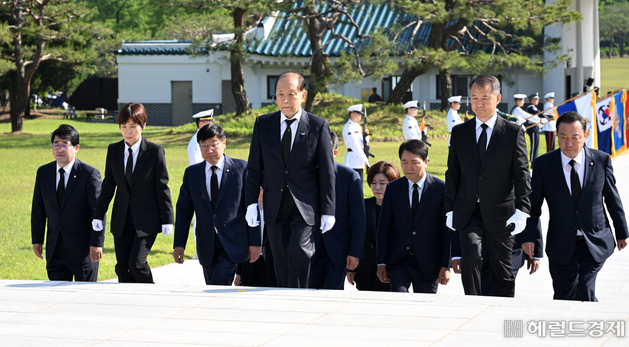 황우여 국민의힘 비상대책위원장과 추경호 원내대표을 비롯한 당 신임 지도부가 14일 오전 서울 동작구 국립현충원을 찾아 참배하고 있다. 이상섭 기자