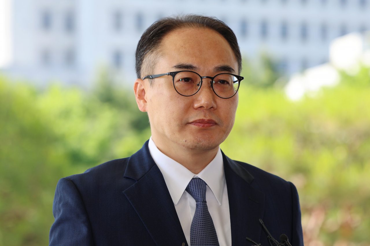 이원석 검찰총장이 14일 오전 서울 서초구 대검찰청으로 출근하며 취재진 질문을 듣고 있다. [연합]