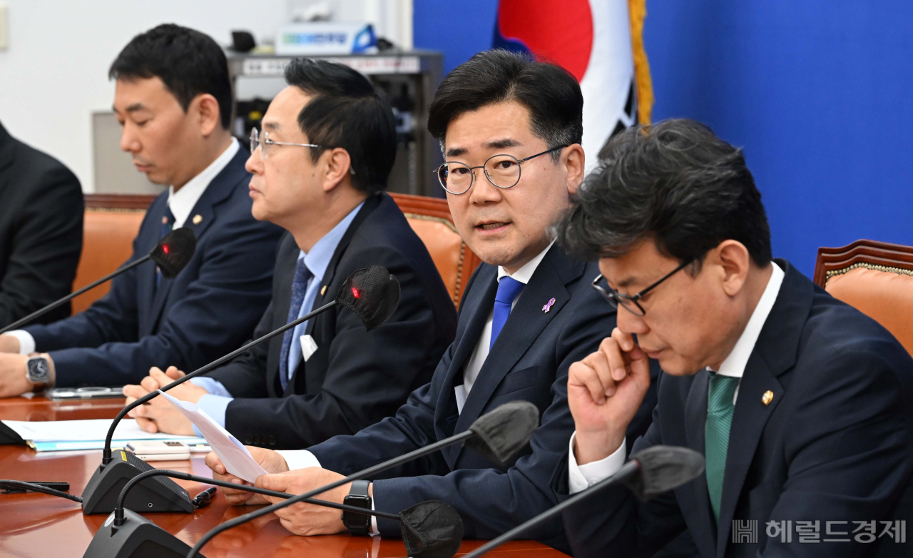 박찬대 더불어민주당 원내대표가 14일 서울 여의도 국회에서 열린 원내대책회의에 참석해 현안에 관해 발언하고 있다. 이상섭 기자