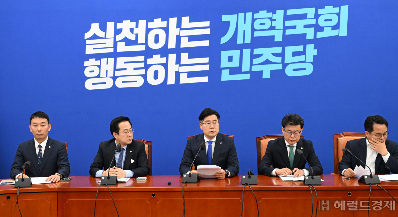박찬대 더불어민주당 원내대표가 14일 서울 여의도 국회에서 열린 원내대책회의에 참석해 현안에 관해 발언하고 있다. 이상섭 기자