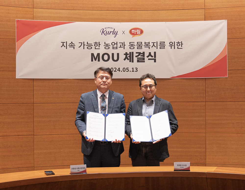 지난 5월 13일 하림타워에서 열린 업무협약식에서 조현성(왼쪽) 하림 사육사업 대표와 최재훈 컬리 부사장이 기념사진을 촬영하고 있다. [하림 제공]