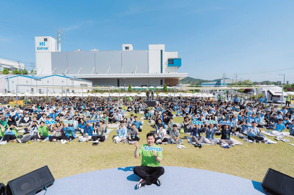 윤상현 콜마홀딩스 부회장이 세종공장 타운홀미팅을 마치고 기념촬영을 하고 있다. [콜마홀딩스 제공]
