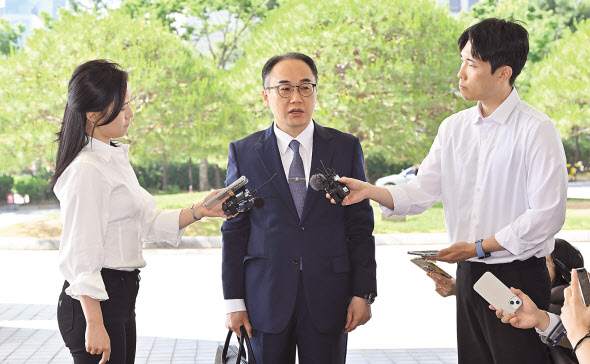 이원석 검찰총장이 14일 오전 서울 서초구 대검찰청으로 출근하고 있다. 전날 법무부는 윤석열 대통령 부인 김건희 여사의 명품가방 수수 의혹과 도이치모터스 주가조작 의혹 수사를 지휘하는 서울중앙지검장을 전격 교체했으며 대검찰청 참모진도 대거 교체했다. 이 총장은 취재진에게 “어느 검사장이 오더라도 일체의 다른 고려 없이 원칙대로 수사할 것”이라고 말했다. 전날 발표된 법무부의 검사장급 인사에 대해 사전 조율이 있었느냐는 질문에는 잠시 침묵한 뒤 “더 말씀드리지 않겠다”고 했다. 임세준 기자