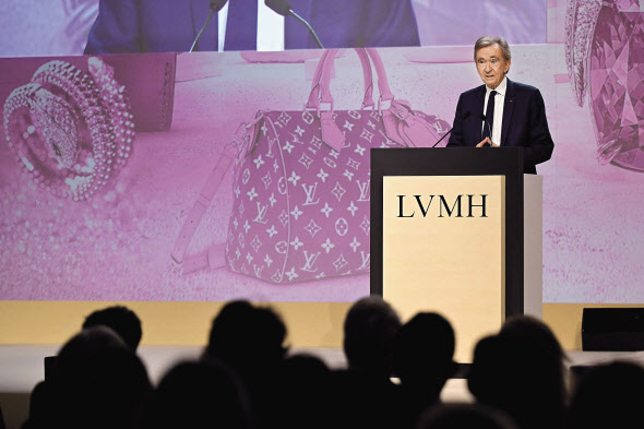 베르나르 아르노 LVMH그룹 회장이 지난달 16일 프랑스 파리에서 열린 그룹 총회에서 연설하고 있는 모습 [AFP]
