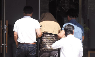 태국 알파벳 토토에서 한국인을 살해한 혐의를 받은 A씨가 2차 조사를 위해 13일 오후 경남 창원시 성산구 경남경찰청 형사기동대로 이동하고 있다.[연합]