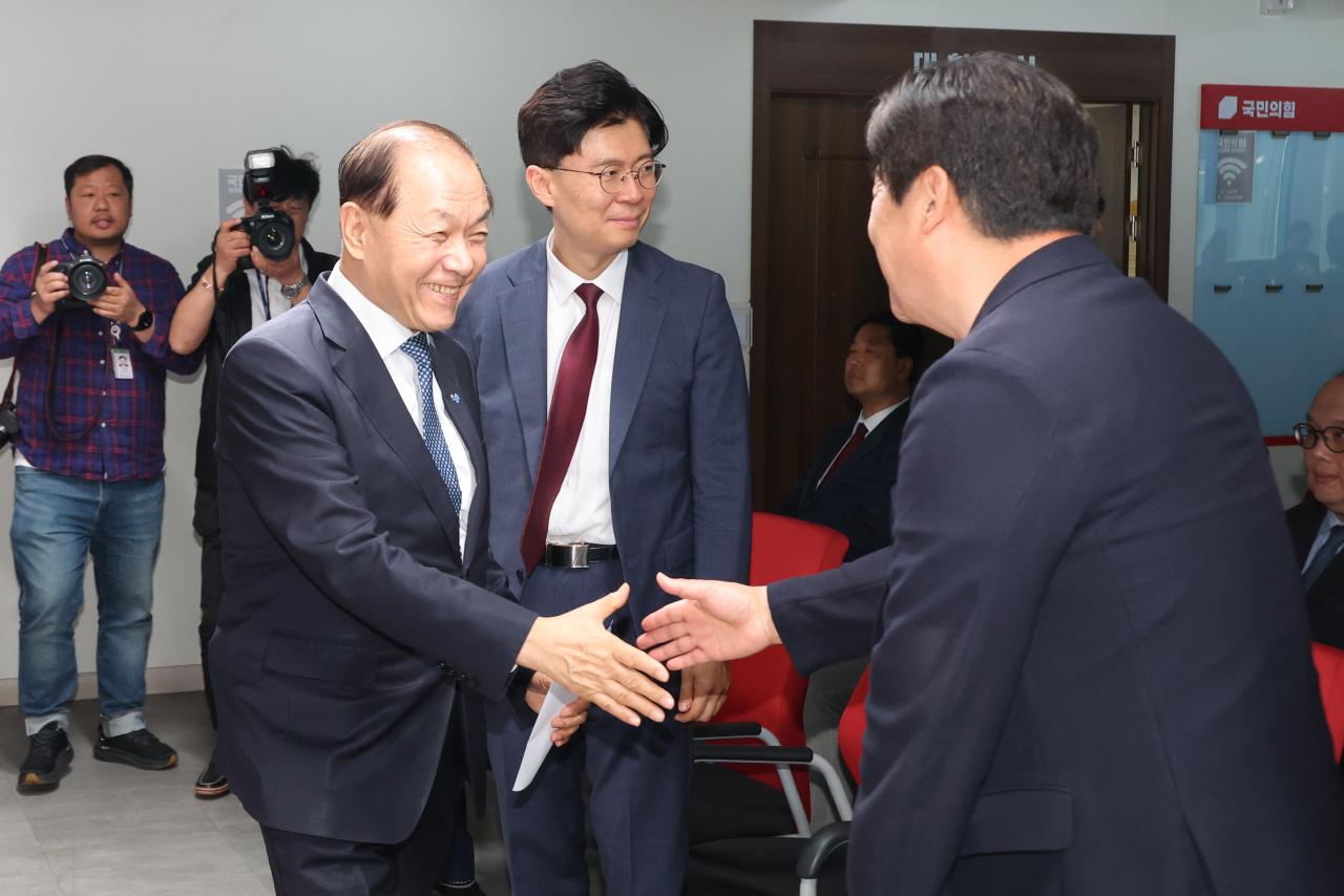 황우여 국민의힘 비상대책위원장이 14일 오전 서울 여의도 당사에서 열린 제3차 총선백서 특별위원회의에 참석해 김선동 서울시당위원장과 악수하고 있다. [연합]