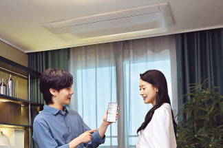 삼성전자 모델이 ‘비스포크 AI 무풍 시스템에어컨 인피니트 라인’의 AI 절약 모드 기능을 체험하고 있다. [삼성전자 제공]