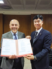 박혁(오른쪽) 한화시스템 감시정찰부문 사업대표와 파브리지오 보자니 레오나르도 항공전자·임무장비 총괄부사장이 이탈리아 현지에서 경공격기 AESA 레이다 안테나 공급 계약을 체결한 뒤 기념촬영을 하고 있다. [한화시스템 제공]
