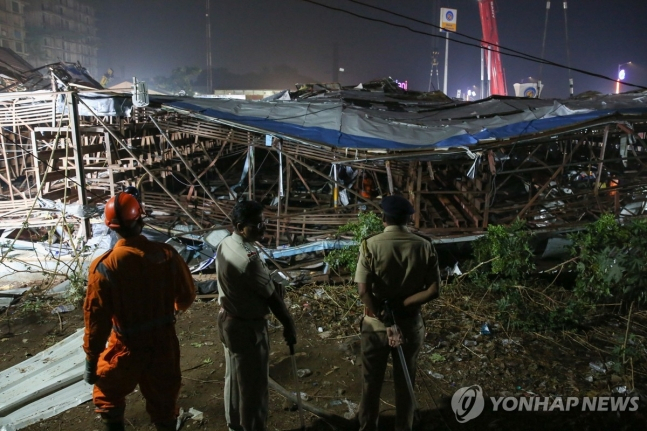 대형 철제광고판에 깔린 인도 뭄바이 주유소[EPA 연합뉴스]