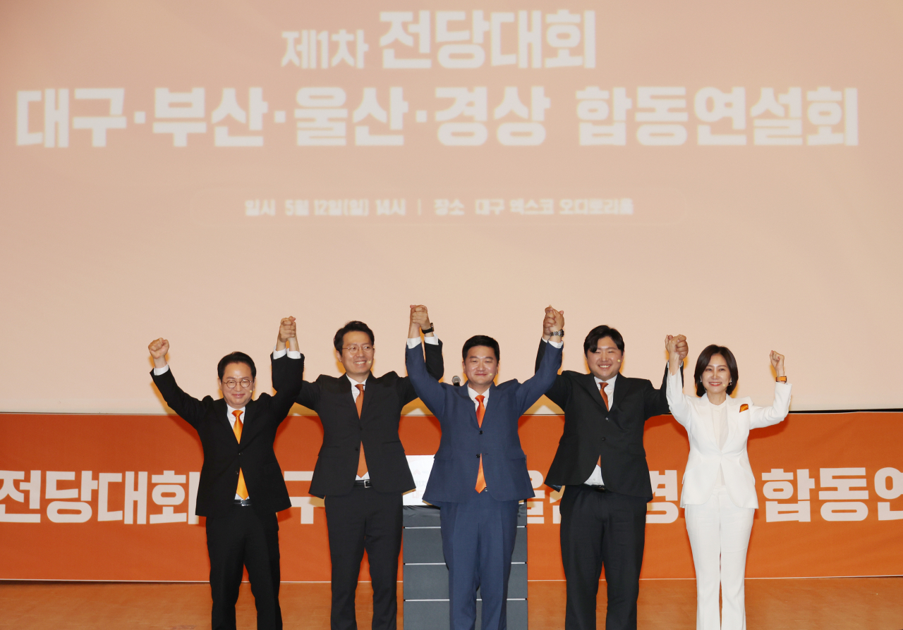 12일 오후 대구 엑스코에서 열린 개혁신당 제1차 전당대회 대구·부산·울산·경상 합동연설회에서 당대표 후보들이 기념사진을 찍고 있다. 왼쪽부터 천강정, 이기인, 조대원, 전성균, 허은아 후보. [연합]