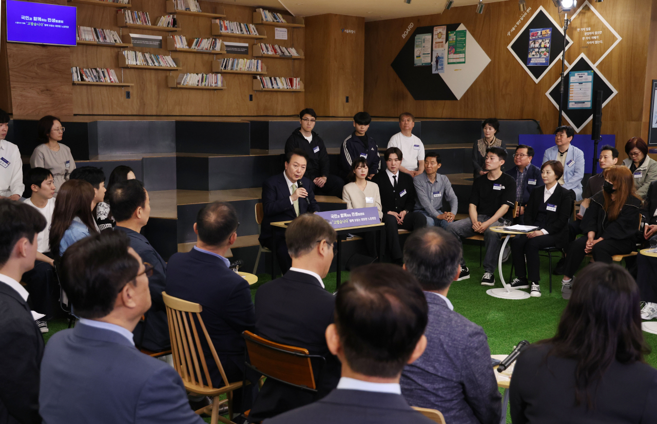 윤석열 대통령이 14일 서울 중구 서울고용복지플러스센터에서 열린 스물다섯번째 '국민과 함께하는 민생토론회'에서 모두발언하고 있다. 이날 토론회는 '고맙습니다, 함께 보듬는 노동현장'을 주제로 진행됐다. [연합]