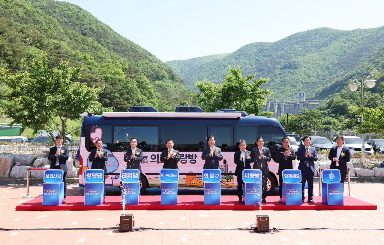 한국수자원공사는 14일 경북 영천 보현산댐 하류공원에서 보현산댐, 성덕댐, 군위댐 주변 영천, 청송, 군위 3개 군의 건강 의료서비스를 위한 ‘K-water 의료사랑방 출발식’을 열었다. 사진 왼쪽에서 두 번째 하기태 영천시의회 의장, 최기문 영천시장, 윤석대 한국수자원공사 사장, 이만희 국회의원, 김진열 군위군수[한국수자원공사 제공]