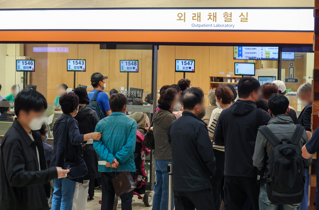보건의료정책심의위원회 회의록 등 의대 증원의 근거자료를 두고 정부와 의료계가 연일 공방을 이어가는 가운데 13일 오전 서울 시내 한 대형병원이 환자, 내원객, 의료진으로 붐비고 있다. [연합]