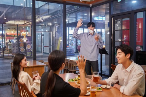 Should non-drinkers split the check with friends who drink?