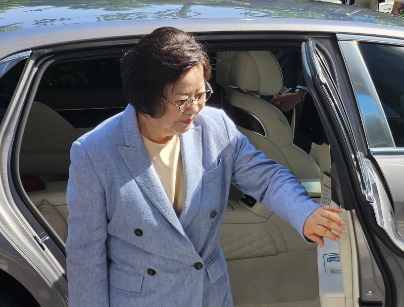 송영숙 한미약품그룹 회장이 14일 서울 송파구 한미약품그룹 본사에서 한미사이언스 이사회를 앞두고 건물로 들어서고 있다. 연합뉴스