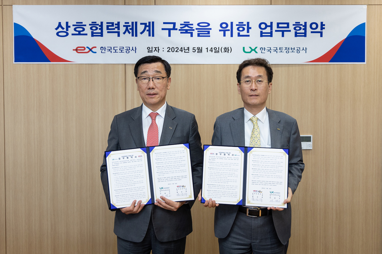 LX한국국토정보공사와 한국도로공사가 5월14일 EX공사 본사(김천)에서 ‘고속도로건설 및 국토정보분야 상호협력을 위한 업무협약’을 체결했다. 이날 협약식 참석한 어명소 LX 사장(왼쪽)과 함진규 EX 사장. [LX공사 제공]