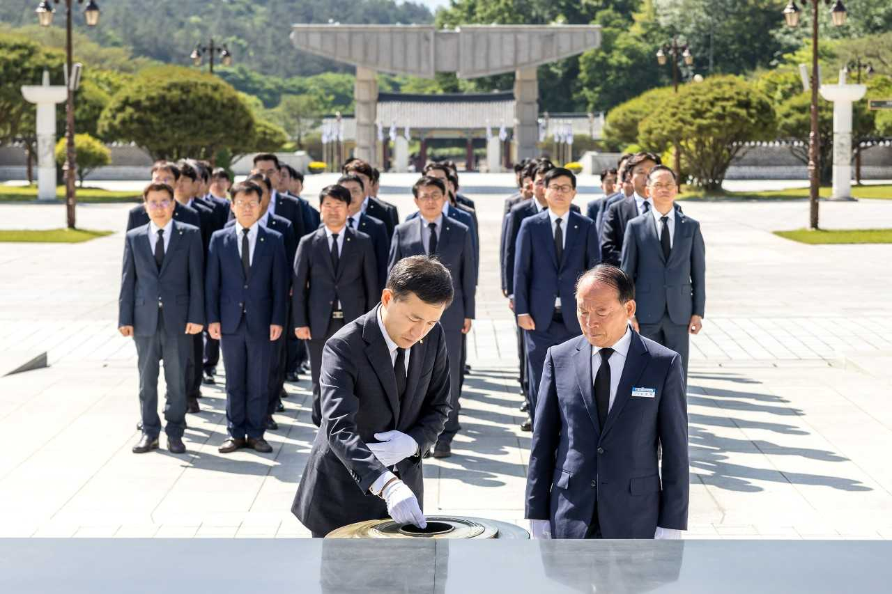 고병일 광주은행장, 5·18민주묘지 참배
