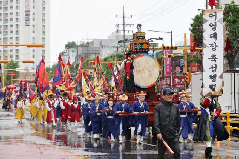 화도진축제의 백미인 어영대장 축성 행렬 장면.〈인천시 동구 제공〉