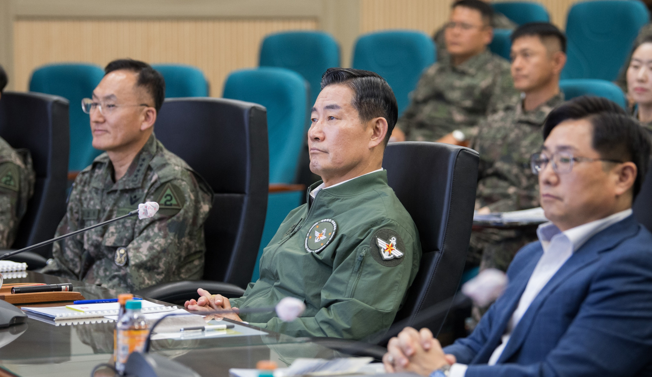 신원식 국방부장관이 14일, 육군 제2작전사령부를 방문해 육군 제2작전사령부 작전처장으로부터 작전 현황을 보고받고 있다. [국방부 제공]