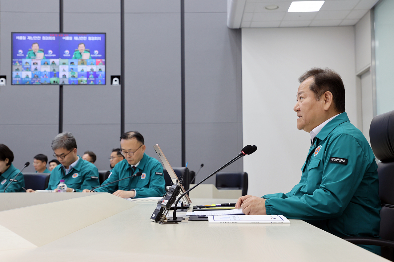 이상민 행정안전부 장관이 14일 오후 정부세종청사 중앙재난안전상황실에서 여름철 재난안전대책 점검회의를 주재하고 있다.[행정안전부 제공]