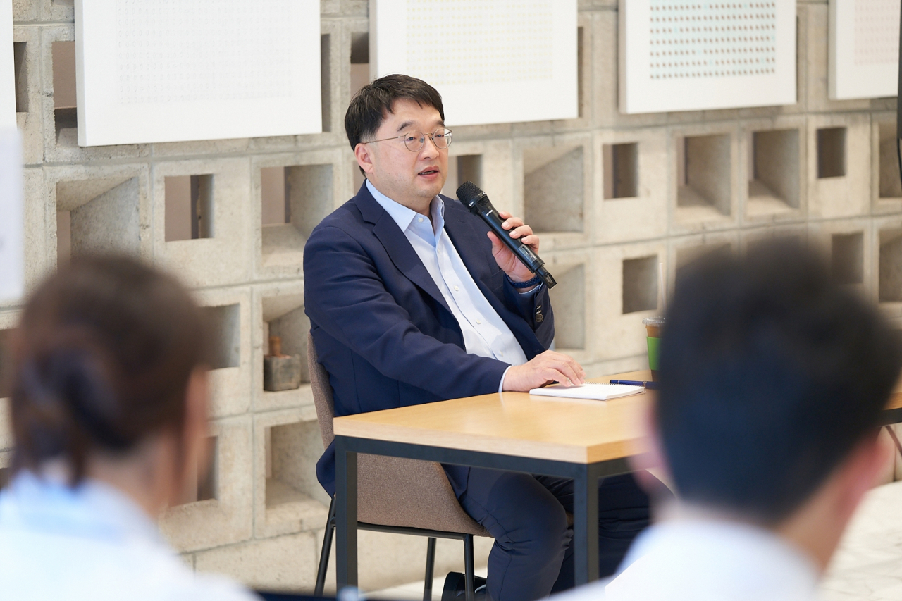 이우현 OCI 회장이 14일 OC홀딩스 출범 1주년 기자간담회에서 발언하고 있다. [OCI홀딩스 제공]