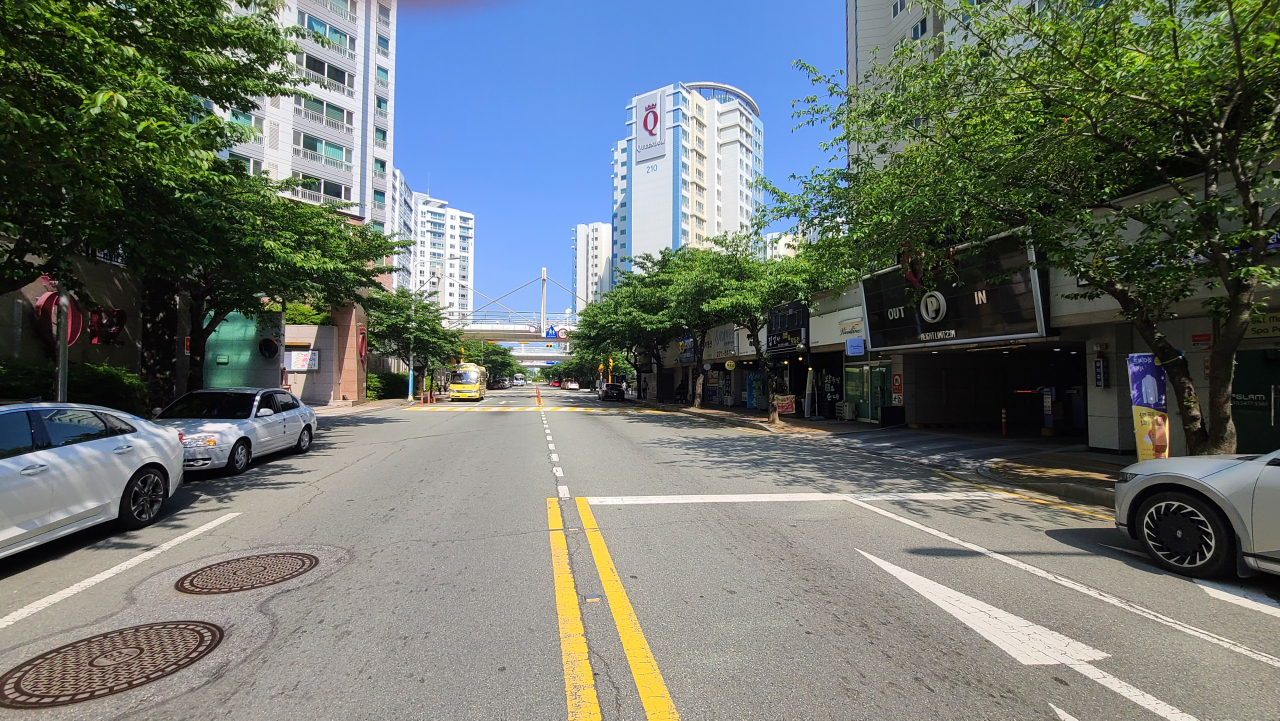 부산 강서구 명지동 명지지구 내 오션시티(명지2동) 아파트단지 내 전경. 주민들은 신선식품을 취급하는 ‘생활밀착형 대형 마트’가 없어 불편을 겪고 있다. [사진=임순택 기자]