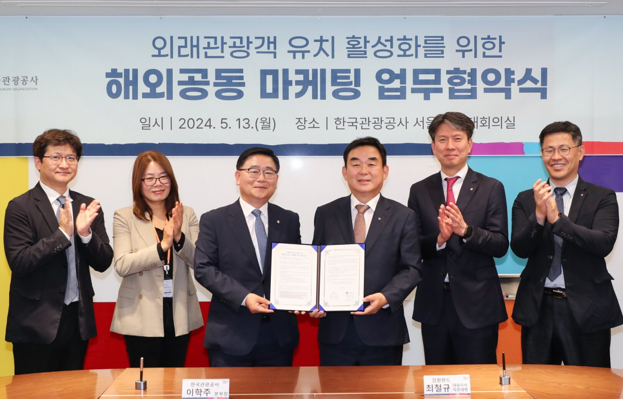 관광공사와 강원랜드 사람들의 의기투합. 관광 분야에서 역동적으로 치뛰고 내리뛸 사람들인데, 목 끝까지 죈 넥타이, 두툼해 보이는 양복이 매우 부자유스러워 보인다.