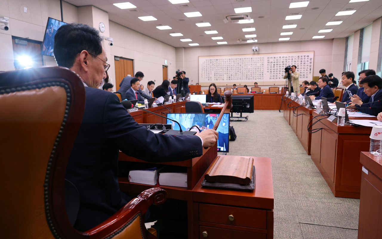 김도읍 법제사법위원회 위원장이 7일 오후 국회에서 열린 법제사법위원회 전체회의에서 의사봉을 두드리고 있다. [연합]