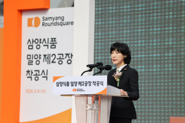 김정수 삼양라운드스퀘어 부회장이 지난 3월 6일 경남 밀양시 부북면 나노융합국가산업단지에서 진행된 밀양2공장 착공식에서 인사말을 하고 있다. [삼양식품]