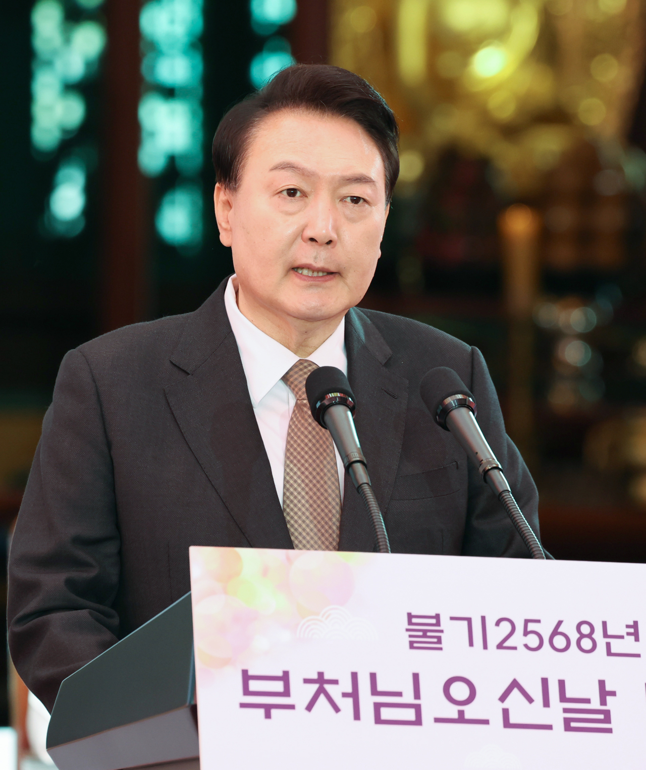 윤석열 대통령이 15일 서울 종로구 조계사에서 열린 불기 2568년 부처님오신날 봉축법요식에서 축사하고 있다. 연합뉴스