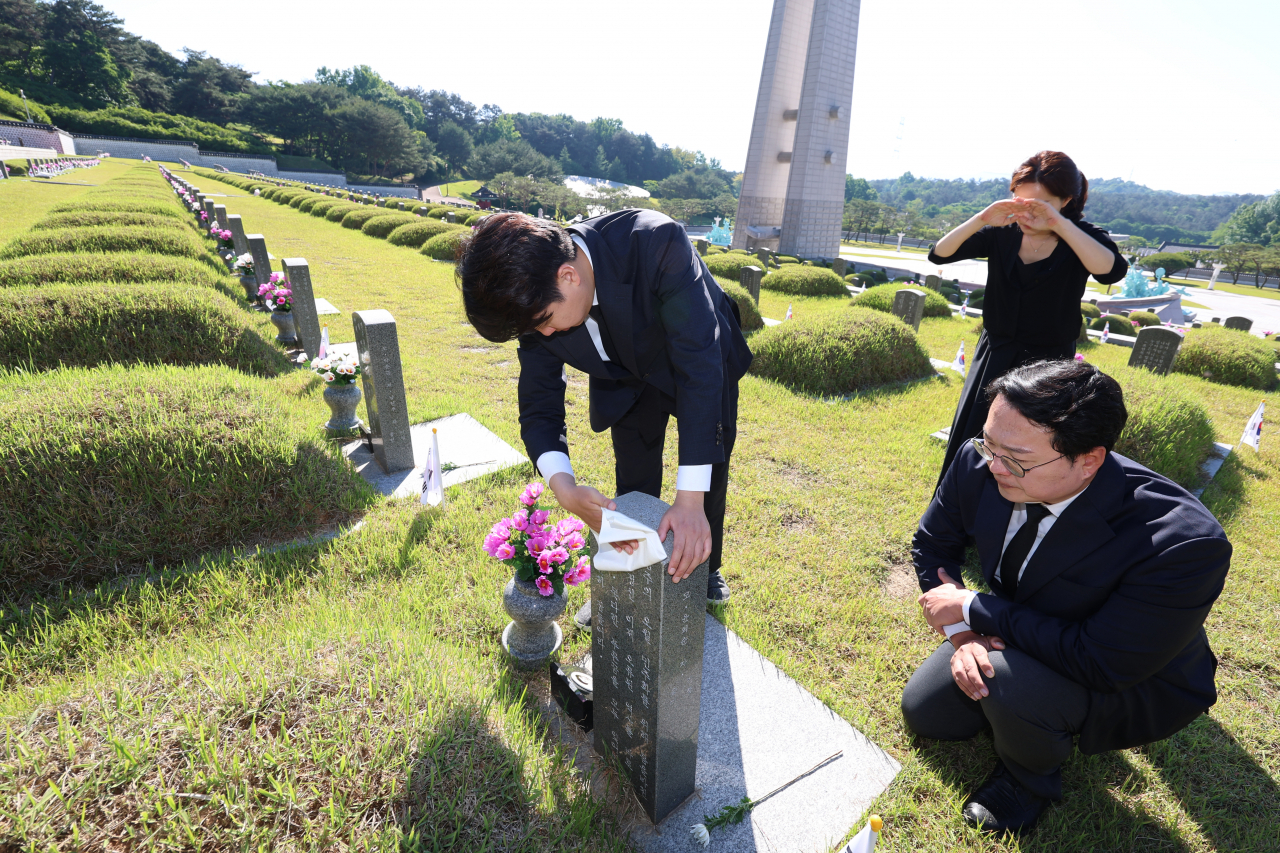 15일 오전 광주 북구 국립 5·18 민주묘지에서 개혁신당 이준석 대표와 당선인들이 5·18 묘지에 헌화·참배하고 있다. 이 대표는 경남 김해에서 재배한 국화 1천송이를 직접 공수해 개별 묘지마다 헌화·참배했다. 연합뉴스