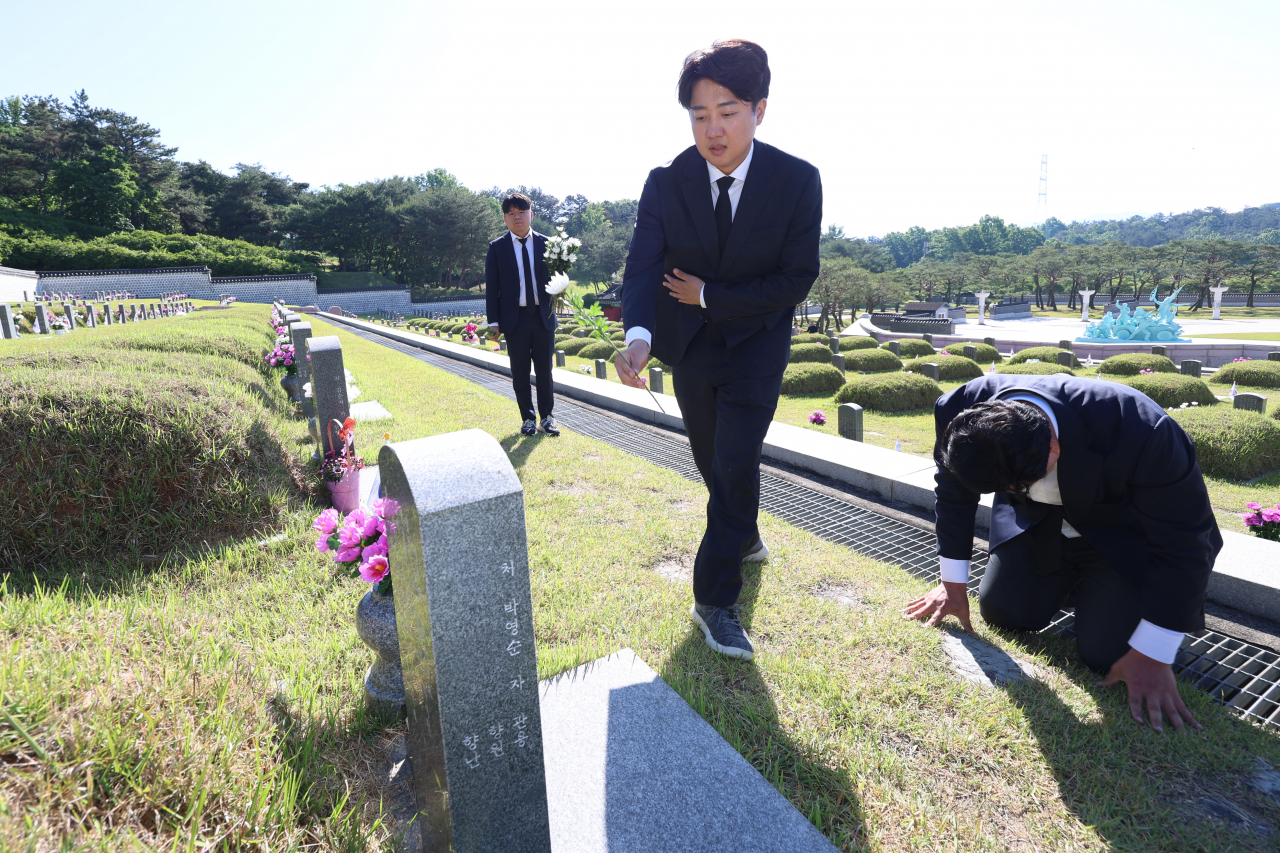 15일 오전 광주 북구 국립 5·18 민주묘지에서 개혁신당 이준석 대표와 당선인들이 5·18 묘지에 헌화·참배하고 있다. 이 대표는 경남 김해에서 재배한 국화 1천송이를 직접 공수해 개별 묘지마다 헌화·참배했다. 연합뉴스