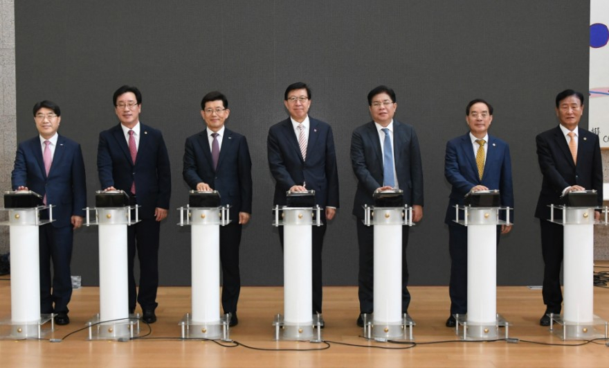 지난 14일 오후 부산시청에서 (왼쪽부터) 방성빈 BNK부산은행장, 김광명 부산시의회 기획재경위원장, 빈대인 BNK금융그룹 회장, 박형준 부산시장, 안성민 부산시의회 의장, 하윤수 부산시교육감, 신정철 부산시의회 교육위원장이 ‘블록체인 기반 통합시민플랫폼 시범사업’ 출범식에 참여하고 있다. [사진=부산은행]